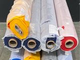 de nombreux rouleaux de plastique de différentes couleurs sur une palette