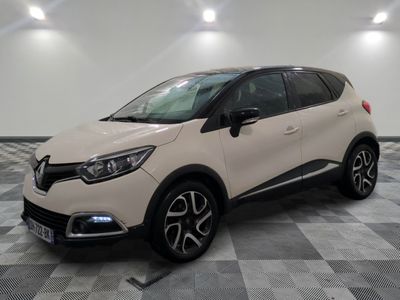 la voiture blanche est garée sur un carrelage à carreaux
