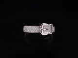 une bague en or blanc sertie de diamants sur fond noir