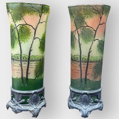 deux vases peints d'arbres