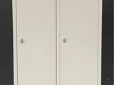deux casiers en métal blanc placés l'un à côté de l'autre dans une pièce