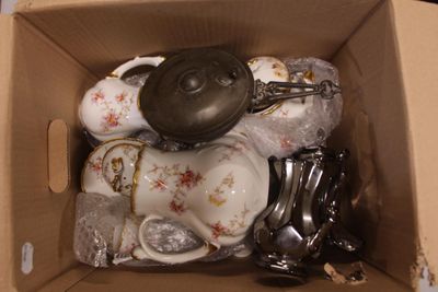 une boîte remplie de théières et d'autres objets