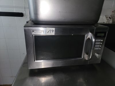 un micro-ondes posé sur un comptoir dans une cuisine