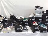 tout un tas de chaussures posées sur une table