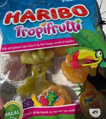 un sachet de bonbons aux fruits tropicaux durs posé sur une table