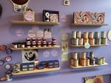 un mur de rayonnages sur lesquels sont disposés diverses épices et condiments