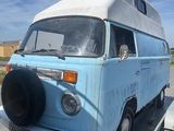 une camionnette bleue remorquée