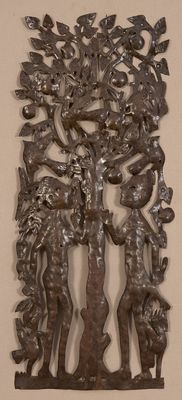 une sculpture métallique représentant un homme et une femme dans un arbre