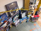 beaucoup de jouets posés sur le sol