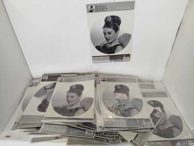beaucoup de vieux disques dans une boîte posée sur la table