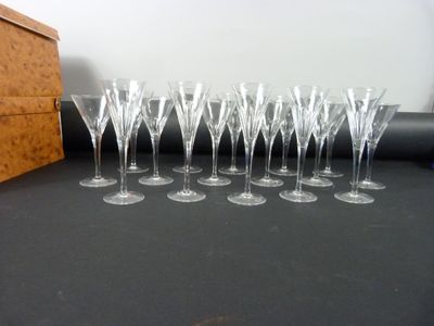 MUANO attribué à . Partie de service de verre à pied compren…