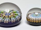 deux boules de verre posées l'une à côté de l'autre