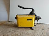 une machine jaune posée sur le sol