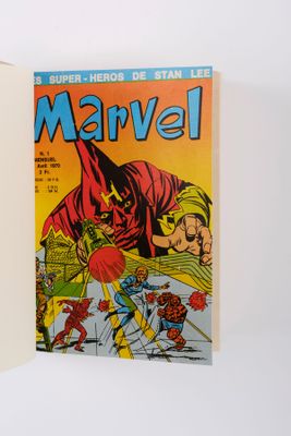 un gros plan sur un livre dont la couverture représente une bande dessinée