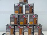 une pile de boîtes de thé posées sur une table