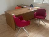 deux chaises placées devant un bureau
