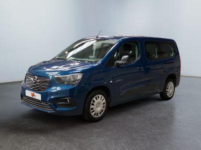 La camionnette bleue est garée dans une grande pièce.