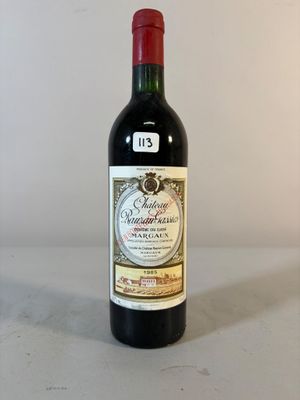 une bouteille de vin posée sur une table