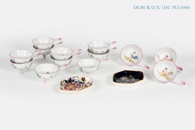 de nombreux bols et tasses posés sur une table