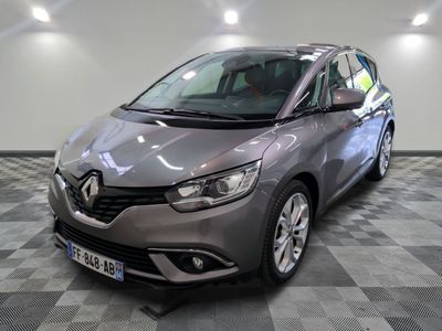 la voiture grise est garée sur un sol en damier dans le garage