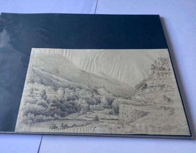 une vieille photo représentant un dessin représentant un paysage de montagne posé sur une table