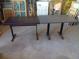 deux tables placées au milieu d'une pièce