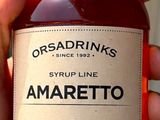 quelqu'un tient une bouteille d'amaretto à la main