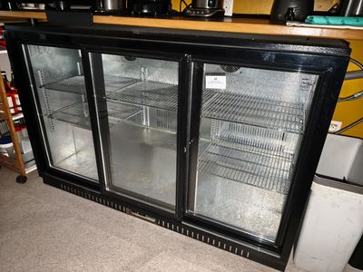 deux portes vitrées à l'arrière d'un réfrigérateur
