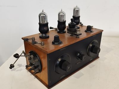 une photo d'une très vieille radio avec de très jolis boutons