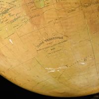 Emile BERTAUX Important globe de bibliothèque piètement trip… (photo 5)