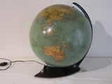 un globe vert posé sur un socle noir, avec une souris dessus