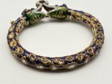 un gros plan d'un bracelet orné d'un dragon