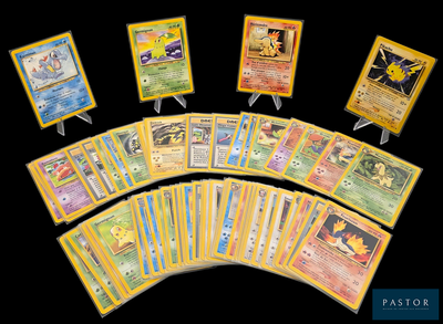 beaucoup de cartes pokemon sur la table