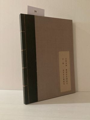 un livre posé sur une table, sur laquelle se trouve une feuille de papier