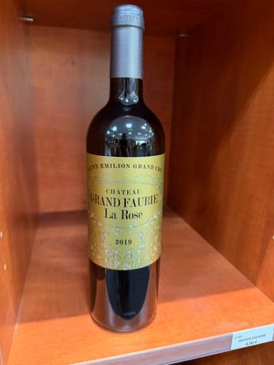 une bouteille de vin posée sur une étagère