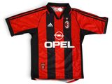 un gros plan sur un maillot de foot rouge et noir orné d'une étoile sur la poitrine