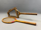 une raquette de tennis en bois et une balle de tennis sur une surface blanche