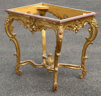 une table dorée avec un plateau en verre dans la rue