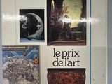 une photo d'un livre posé sur une table, sur lequel figurent des images