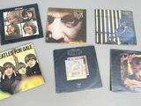 beaucoup d'albums des Beatles sur la table
