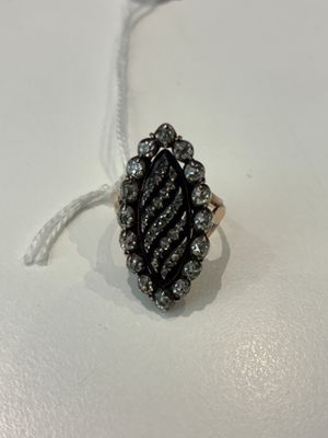 bague en diamant noir et blanc sur un fond blanc