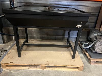 une photo d'une table noire dans un garage