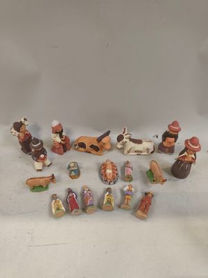 de nombreuses figurines de différents types et tailles sur la table