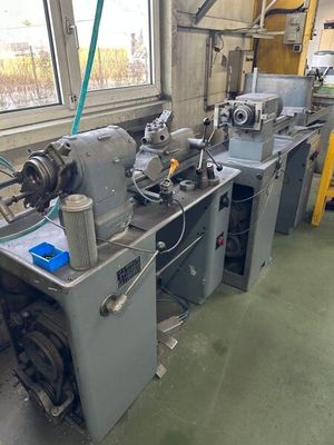 plusieurs machines qui se trouvent dans une pièce