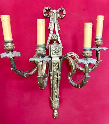 Paire d'appliques à quatre bras de lumière en bronze ciselé …