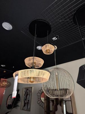 trois lampes suspendues au plafond d'un restaurant