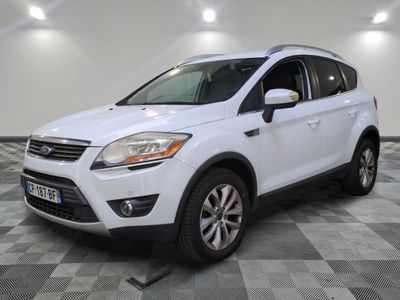 une Ford Kuga blanche garée sur un sol en carrelage à damier