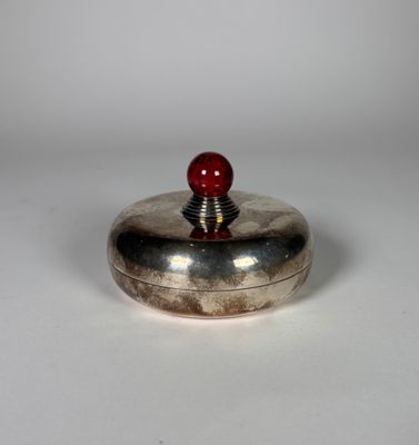 une image représentant une boîte argentée surmontée d'une boule rouge