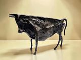 une statue de vache posée sur une table