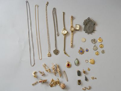 plusieurs types de bijoux sont présentés sur une surface blanche
